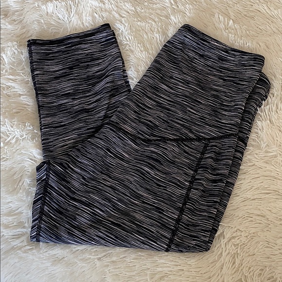 NWOT Maternity Active Leggings - 3/4 length - Picture 1 of 4